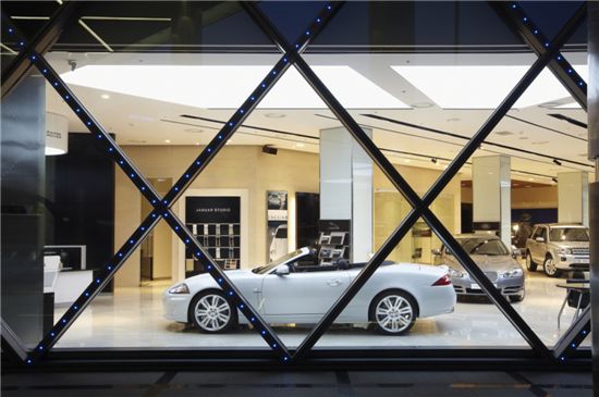 재규어 랜드로버 코리아 한남 전시장 외관