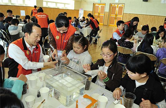 하이닉스 권오철 대표이사(左)가 회사창립 28주년을 맞아 이천 사동초등학교에서 '좋은기억 과학교실' 봉사활동에 참여했다.
