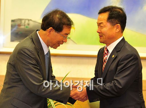 [포토] 서울시의회 의장 만나는 박원순 후보