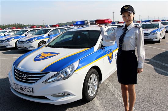 현대자동차는 7일 아산공장 출고센터에서 전국 16개 지방경찰청 관계자 및 현대차 임직원이 참석한 가운데 쏘나타 순찰용 차량 413대를 경찰청에 인도했다.
