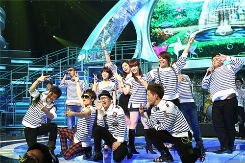 ▲ 단체 무대에서 보여준 세인트 제임스의 스트라이프 티셔츠