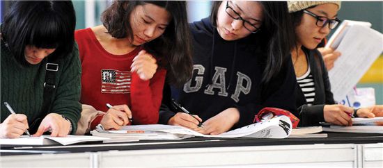 최근 기업들이 청년 일자리 만들기에 적극 나서고 있다. 사진은 취업박람회에서 청년들의 입사원서를 작성하는 모습.
