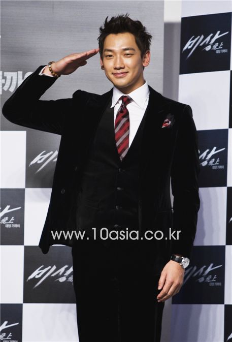 Jung Ji-hoon salutes reporters at a press conference for his film "Soar Into the Sun" held in Busan, South Korea on October 7, 2011. [Chae Ki-won/10Asia]