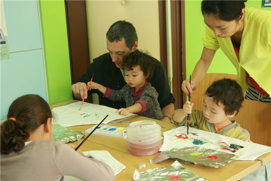 프랑스 어린이들이 만드는 ‘한글 디자인 앞치마’ 