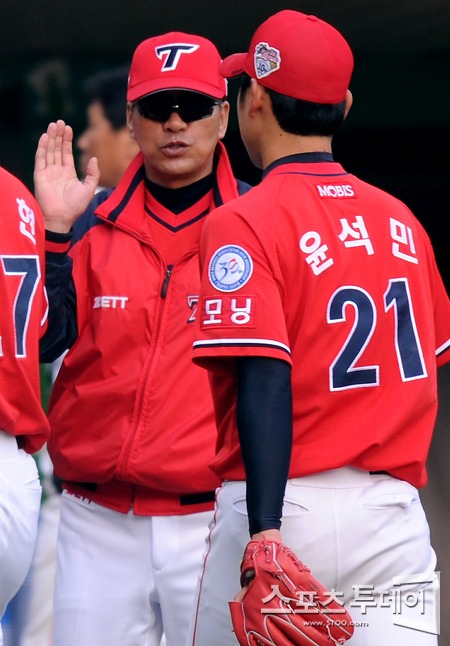 [포토] 조범현 감독 '수고했다 석민아'