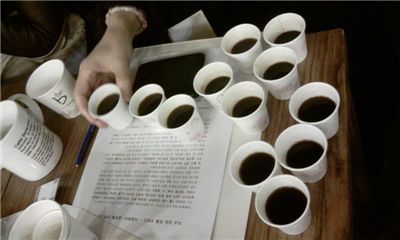 이날 총 9잔의 커피를 마시고 로스팅별 커피맛의 차이를 구분했다.