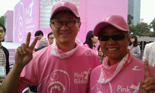 서경배 아모레퍼시픽 대표(왼쪽)가 9일 서울 여의도 공원에서 열린 핑크리본 사랑마라톤 대회에 참가해 여성건강을 웅원했다.
