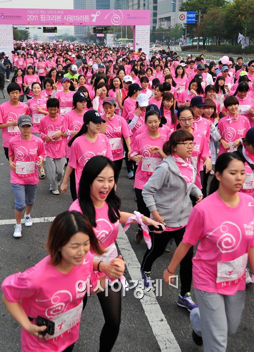 [포토] '핑크빛은 여성들의 건강을 싣고~'
