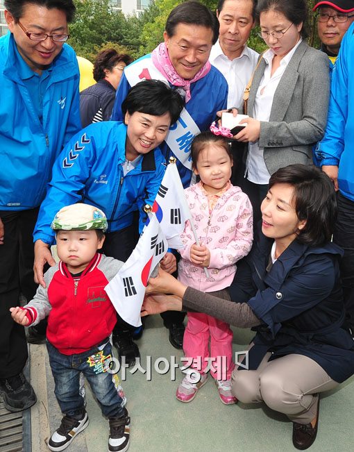 [포토] 태극기든 아이와 나경원 후보