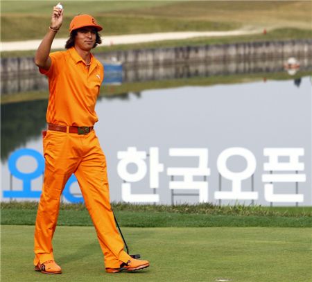  리키 파울러가 한국오픈 최종일 18번홀에서 우승이 확정된 순간 환호하고 있다.