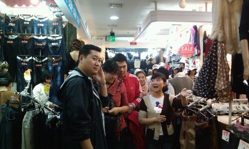 서울 동대문 패션상가에서 중국인 관광객들이 쇼핑을 즐기고 있다.