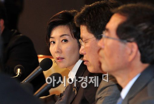 [포토] 박원순 후보 바라보는 나경원 후보