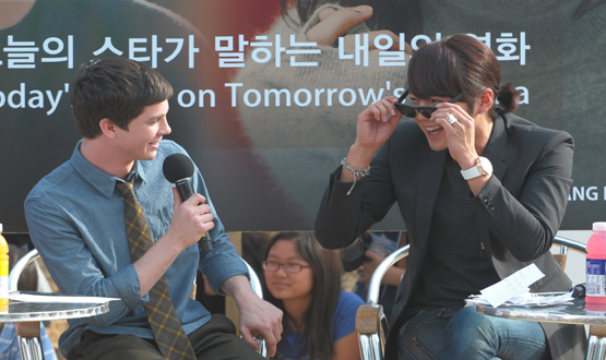 From left, Hollywood actor Logan Lerman and Korean actor Jang Keun-suk take part in an Open Talk session for the 16th Busan International Film Festival (BIFF) held in Busan, South Korea on October 9, 2011. [BIFF]