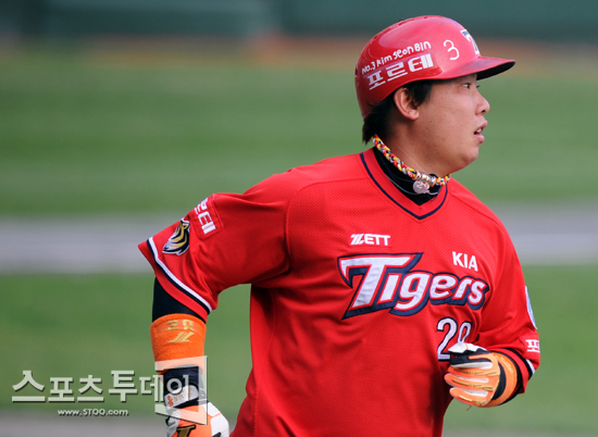 나지완, 억대 연봉 대열 재합류…1억 2500만 원 사인