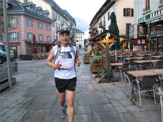 정동창 명예 총영사가 2009년 8월 1 '울트라마라톤'에 참가해 프랑스 샤모니지역을 달리고 있다. 울트라마라톤은 무려 166킬로미터를 주파해야 한다.