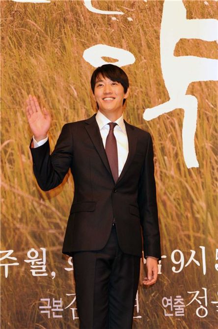 Actor Kim Rae-won attends the press conference for his upcoming TV series "Thousand Days Promise" held in Seoul, South Korea on October 11, 2011. [SBS]