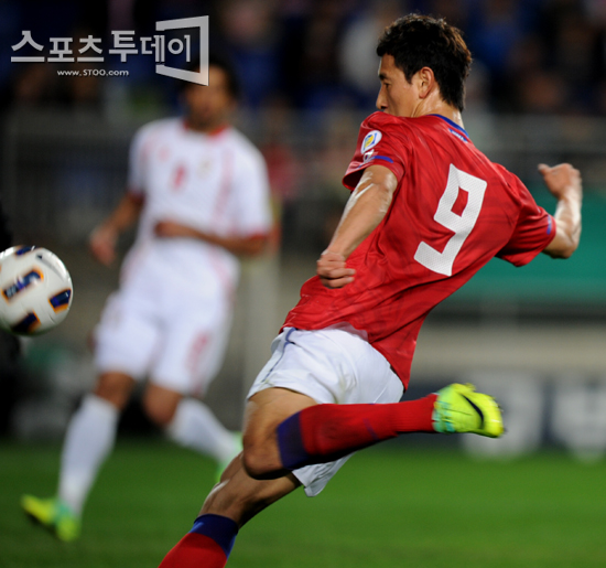 [포토] 지동원 '논스톱 발리슛!'