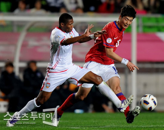 [포토] 기성용 '한 박자 빠른 패스'