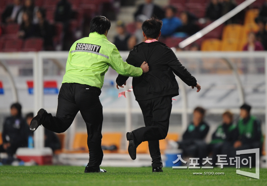 [포토] '축구장의 추격전'