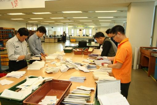 [포토]부재자신고 마지막 날, 바빠진 우체국 