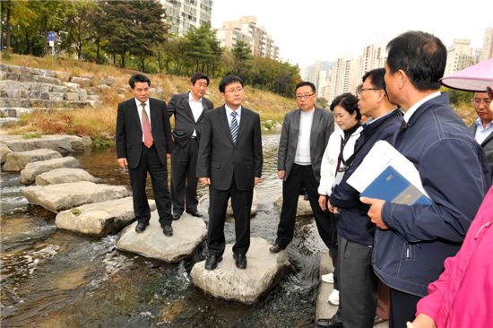 김성환 노원구청장이 12일 오후 당현천을 찾아 전문가들과 당현천 수질환경 개선 방안에 대해 토론을 했다.
