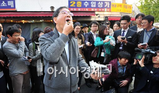 [포토] 김밥 먹는 박원순 후보