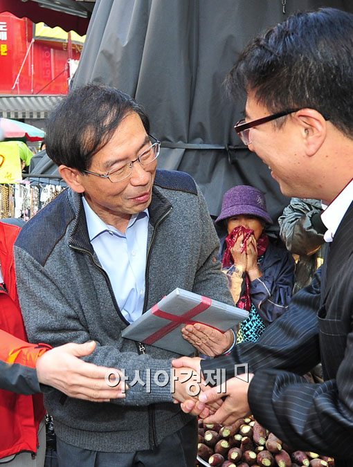[포토] 시민에게 선물 받는 박원순 후보