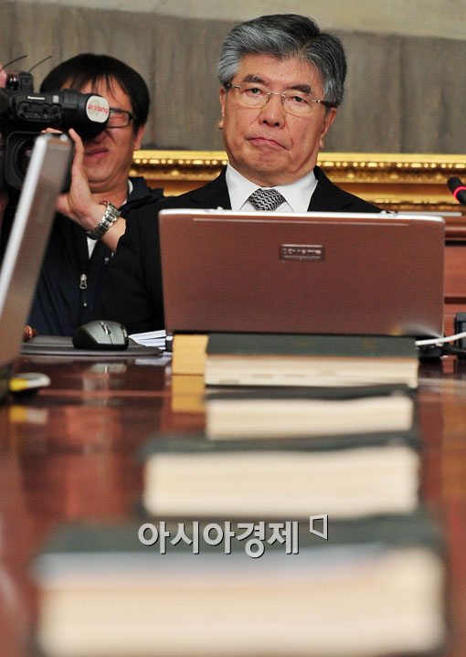 [포토] 고민하는 김중수 한은 총재