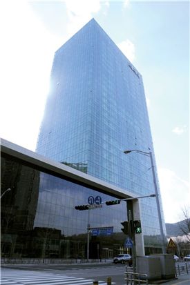 국내 제1세대 벤처로서 가장 성공적인 모범사례로 꼽히는 업체가 안철수 연구소다. 안연구소는 최근 신사옥 이전을 통해 제2의 출범을 선언했다.
