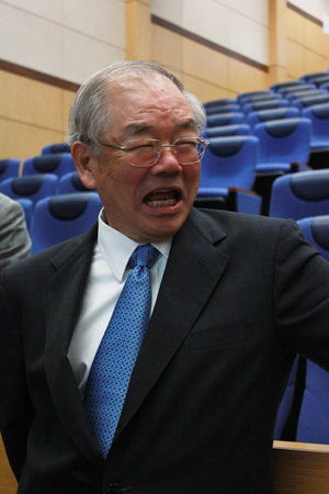 서남표 KAIST 총장이 13일 전체교수협의회가 열린 터만홀에서 환한 웃음을 짓고 있다.