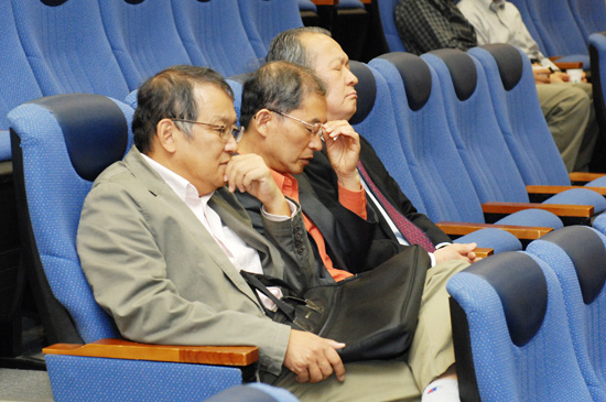 전체교수협의회에 참석한 교수들이 서남표 총장의 말을 듣고 있다.