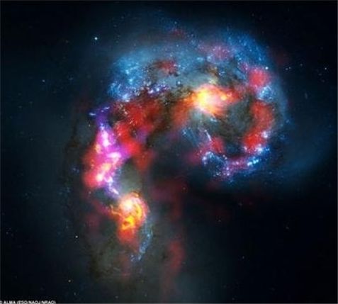 ▲ 영국 데일리메일=7000만 광년 떨어진 까마귀자리의 '안테나 은하'