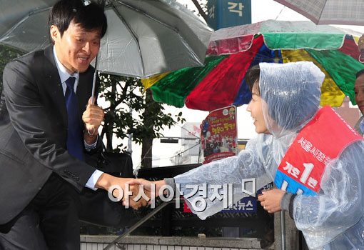 [포토] 출근길 서울시민 만나는 나경원 후보