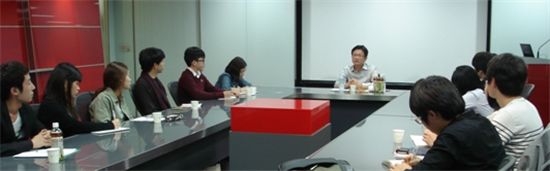 강철중 사장이 9월 말 TBWA코리아 사무실에서 주니어보드 17기 대학생들과 만나 대화식 강의를 진행 중이다.