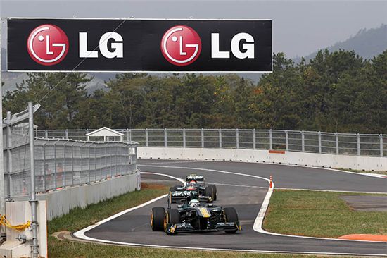 LG전자가 지난 14일부터 16일까지 전남 영암에서 열린 '2011 F1™ 코리아그랑프리'에서 전세계 F1™ 팬들의 눈길을 사로잡았다. 서킷(경주로)을 달리는 F1™ 경주용 자동차들과 LG의 로고 광고판의 모습.  

