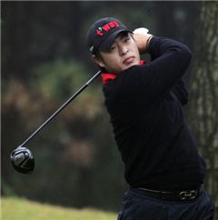  방두환이 메리츠솔모로오픈 둘째날 7번홀에서 티 샷을 하고 있다. 사진=KGT제공