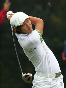  허인회가 솔모로오픈 셋째날 7번홀에서 드라이브 샷을 날리고 있다. 사진=KGT제공