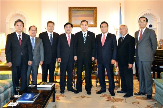 반기문 총장(오른쪽 네번째)은 김기문 회장(다섯번째)을 비롯해 국내 중소기업계 대표들과 14일 간담회를 가졌다.