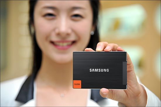 삼성전자가 16일 '삼성 SSD 830시리즈'를 선보이며 소비자용 SSD 보급 확대에 나섰다. 