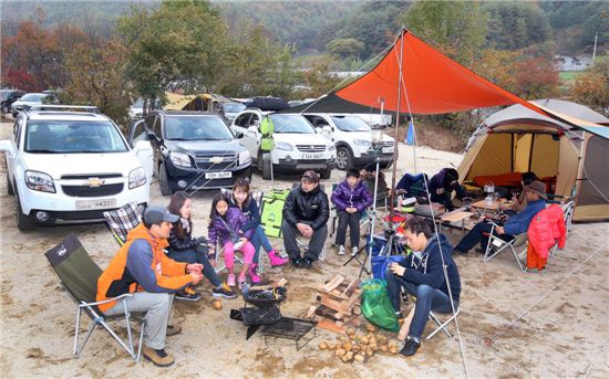 한국GM은 쉐보레 올란도와 캡티바 보유 고객 200 가족을 대상으로 ‘쉐보레 RV 패밀리 오토캠핑’ 행사를 10월 15일과 16일 양일간 강원도 평창군 솔섬 오토 캠핑장에서 개최했다. 