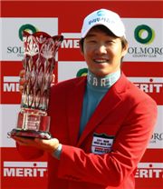  강경남이 메리츠솔모로오픈 우승트로피를 들고 포즈를 취하고 있다. 사진=KGT제공