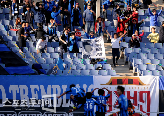 [포토] 선제골 정인환 '서포터에게 달려가 세레모니'