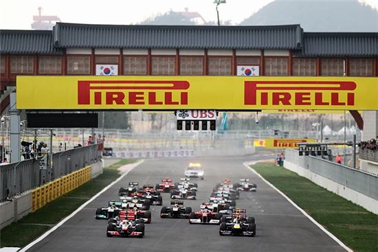 F1 코리아 그랑프리 결승전에서 24대 머신들이 속도 경쟁을 치열하게 펼치고 있다.