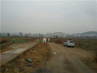 마곡지구는 총 366만5336㎡가 지구별로 주거, 업무ㆍ산업, 수변 등 3개의 용도로 나눠 2014년까지 개발된다. 사진은 간간히 흙을 실어나르는 트럭이 보이지만 본격적인 공사는 진행되지 않아 한산한 2지구 공사현장.
