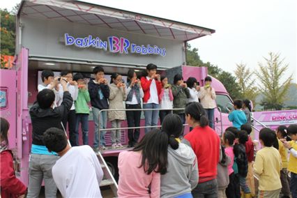 배스킨라빈스, 청원 동화초교 방문해 아이스크림 파티