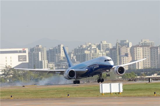 보잉 787드림라이너는 오전 9시10분 성남 서울공항에 착륙했다. 