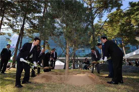 창원컨벤션센터 앞에서 열린 총회 기념식수 때 이돈구(왼쪽 줄 맨 앞) 산림청장과 김두관(오른 줄 맨 앞) 경남도지사 등이 기념식수를 하고 있다.