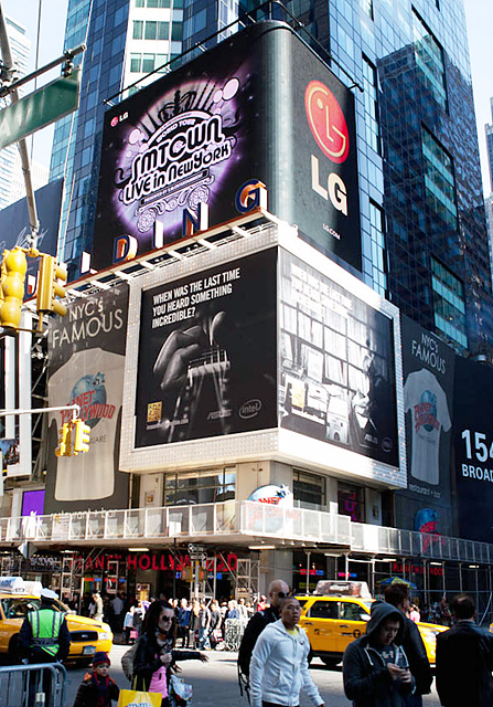 LG전자의 타임스스퀘어 LED 전광판을 통해 'SM타운 라이브 월드투어 인 뉴욕' 홍보 영상이 상영되는 모습. LG전자가 후원하는 이 공연은 23일 뉴욕에서 개최되며 소녀시대, 슈퍼주니어 등 S.M.엔터테인먼트 소속 가수들이 출연한다.
