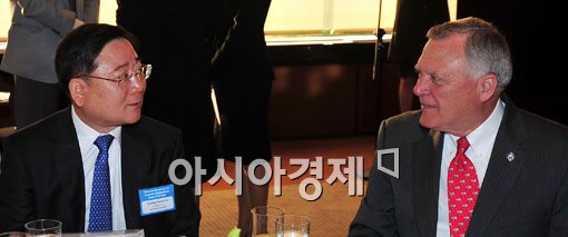 [포토] 기아차 부회장 만나는 네이슨 미국 조지아주지사