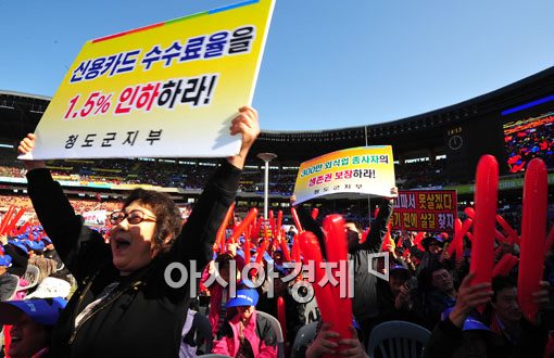 [포토] 목소리 높이는 음식점 주인